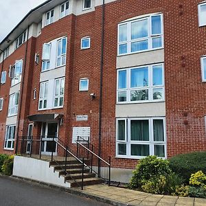 Global Relocation 2 Bed Apt Near Hatfield Station Free Parking Exterior photo