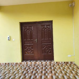 Apartment, 1 Master Bedroom, Living Room, Sleeps 4, Ground Floor, 2 Walk In Showers, 2 Toilets, Wifi, Hot Water, 20 Minutes To Kotoka International Airport, 24 Hour Security, Garden, Restaurant, Bar, Close To Palace Mall, Accra Mall North Legon Exterior photo