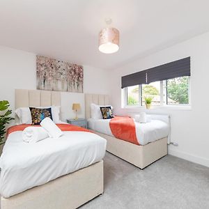 Contractors Accommodation 3Bed 2Bath House Free Off Street Parking For 2 Cars Wifi Stevenage Hertfordshire Self Catering Sleeps 6 Guests By White Orchid Property Relocation Exterior photo