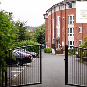 Serviced Accommodation Hatfield Near Train Station Free Parking Wi-Fi By White Orchid Property Relocation Exterior photo