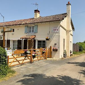 Le Jardin De Rose 24 Feuillebert Romagne 86700住宿加早餐旅馆 Exterior photo