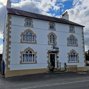 Llandysilio Ty Llew酒店 Exterior photo