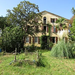 CaillavetLa Demeure Des Fleurs住宿加早餐旅馆 Exterior photo