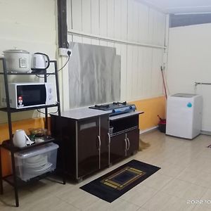 Mak Abah Homestay B Parit Raja 峇株巴辖 Exterior photo