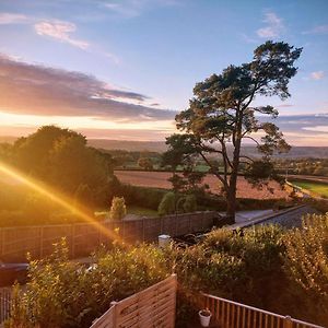 Our Beautiful Large Suite Room With A Double Bath With Shower Ensuite - It Has A Full Kitchen Boasting Stunning Views Over The Axe Valley - Only 3 Miles From Lyme Regis, River Cottage Hq & Charmouth - Comes With Free Private Parking 阿克斯明斯特 Exterior photo