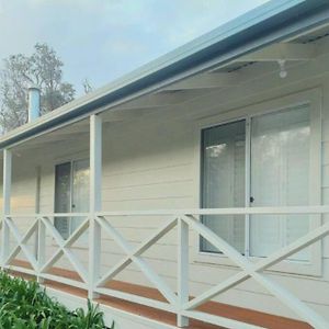 White Cottage On Ninety Mile Beach Seaspray Exterior photo