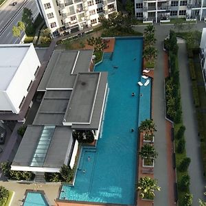 Cerrado Suites Apartment Kampong Tangkas Exterior photo