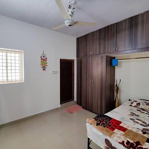Comfy 2-Bedroom House In Sanjaynagar, Bengaluru Exterior photo
