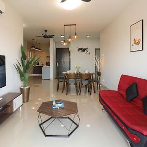 Lovely 3-Bedroom With Pool - Puchong For 6 Pax Exterior photo