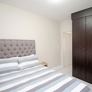 Greenwich 2 Bedroom 2 Bath Serv Apart With 24Hrs Electricity 桑顿 Exterior photo
