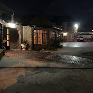Sikhula Sonke Guest House 布龙克霍斯茨普雷 Exterior photo
