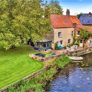 Finest Retreats - Islip Mill House - Beautiful Riverside Home Exterior photo