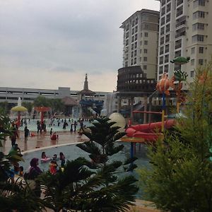 Apartments & Free Access To Waterpark At Bayou Lag00N Melaka Exterior photo