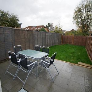 3 Bed 2 Lounge House Up To 40Pc Off Monthly In Addlestone By Angel And Ken Serviced Accommodation Great Value For Long-Term Stay Exterior photo