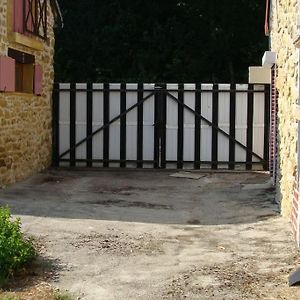 Maisonnette Dans Un Cadre De Verdure Chassignolles Exterior photo