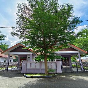 Seri Guesthouse Dungun Kampong Sura Masjid Exterior photo