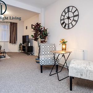 Dwellers Delight Living Ltd Serviced Accommodation Fabulous House 3 Bedroom, Hainault Prime Location ,Greater London With Parking & Wifi, 2 Bathroom, Garden 齐格威尔 Exterior photo