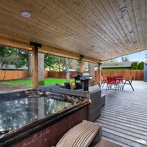 Cheerful One Level Home With Hot Tub And Beautiful Yard 温哥华 Exterior photo