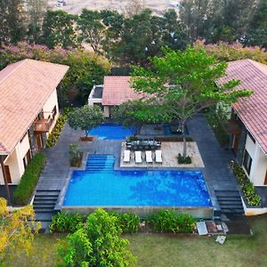 Saffronstays Courtyard, Nashik - Infinity Pool Villa With A Huge Party Lawn Exterior photo