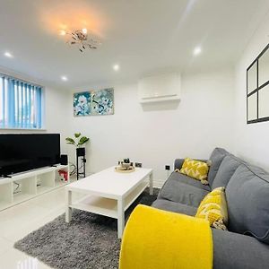 Spacious 5 Bedroom House With Free Parking By Hostaguest 卢顿 Exterior photo