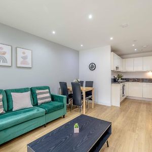 2 Bed At Slough Station & Parking - London In 20 Mins公寓 Exterior photo