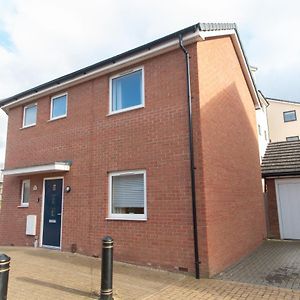 Three Bedroom Semi Detached House By Flipside Property Aylesbury Serviced Accommodation & Short Lets With Wifi & Parking Exterior photo