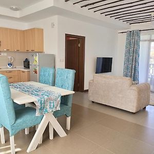 Kikambala Luxurious Two Bedroom - Beachfront, Swimming Pool View, Wifi, Smart Tv, Ample Parking, 24Hr Security 蒙巴萨 Exterior photo