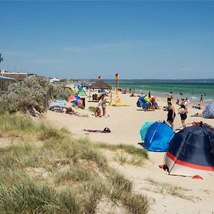 Aspendale Beach Escape -Walk To Mordialloc Exterior photo