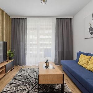 Apartment With 2 Bedrooms & Parking Wroclaw By Renters Exterior photo