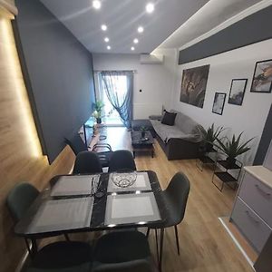 Central 3 Modern Apartment With Free Parking 塞雷 Exterior photo