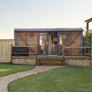 Holly Lodge - Quirky Shepherd'S Hut With Hot Tub - Bespoke Made From A Salvaged Railway Carriage 波士顿 Exterior photo
