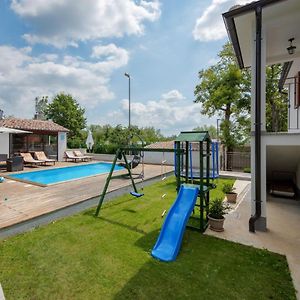 A Charming Poolside Villa In 帕津 Exterior photo