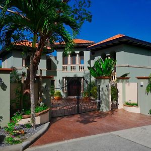 Casual Elegance Defines This Luxury Rental Property 西湾 Exterior photo