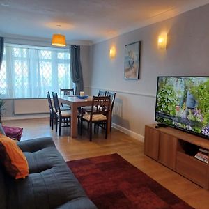 Melo House Grove-Huku Kwetu Spacious - Luton & Dunstable -4 Bedroom-L&D Hospital - Suitable & Affordable Group Accommodation - Business Travellers Houghton Regis Exterior photo