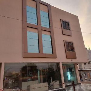 Hotel Sai Dakshina Inn 舍地 Exterior photo