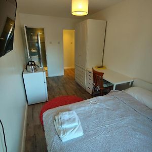 Ensuite Master Bedroom, Private Bathroom, Inside Family Home, Walking Distance To Harry Potter Studios 沃特福德 Exterior photo