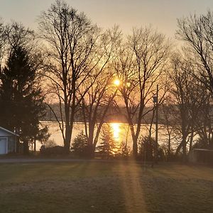 County Greenside Lakeview Resort Deseronto Exterior photo