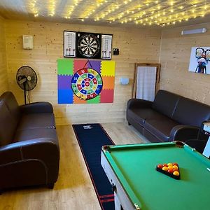 Sunshine Cottage Tideswell, Games Room Included. Exterior photo