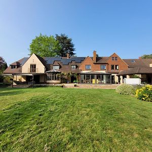 Remarkable 7 Bedroom Family House In Farnborough 法恩伯勒 Exterior photo