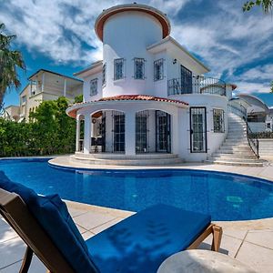 Fancy And Comfy Villa With Private Pool In 贝莱克 Exterior photo