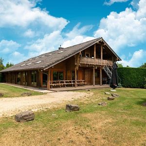 Spacious Chalet Surrounded By Nature In 杜柏 Exterior photo