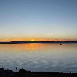 Sunset And Lake 博尔塞纳 Exterior photo