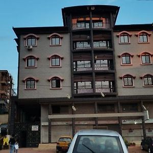Appartement Meuble Deux Chambres Et Climatise En Bordure De Route Yaoundé Exterior photo