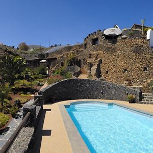 Castillo Lanzarote Villa Bentley - Sleep In A Volcanic Cave - Pet Friendly With Heated Pool 蒂亚斯 Exterior photo