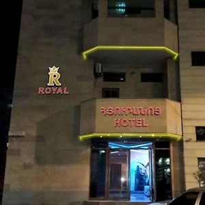 Royal Plus Hotel 耶烈万 Exterior photo