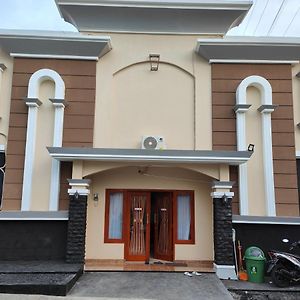 Adiputra Guesthouse 4 Ngabean Exterior photo