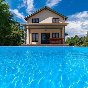 Villa Minja With Private Pool - Happy Rentals 乌马格 Exterior photo