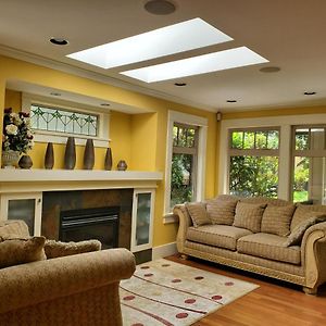 Elegant, Sunny Modern Home With Skylights - Kitsilano, 溫哥華 Exterior photo