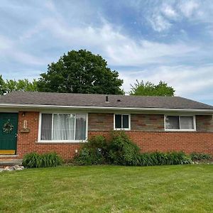 Cozy Bungalow In Madison Heights别墅 Exterior photo