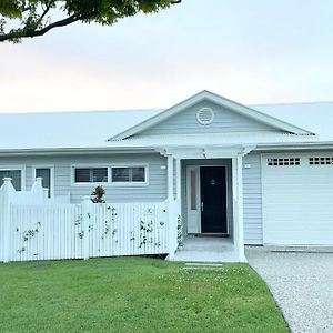 Modern Coastal Home Close To Royal Queensland Yacht Squadron 布里斯班 Exterior photo